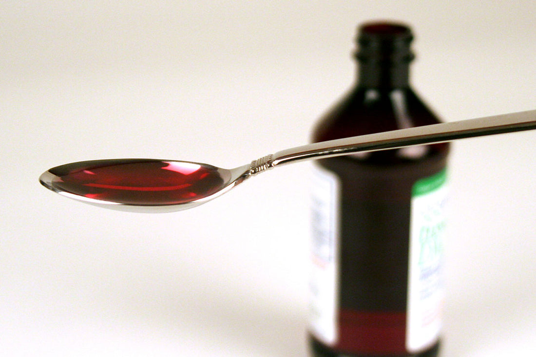 Codein-Sirup auf einem Löffel