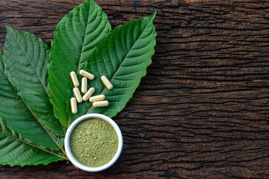 Bild von Kratom in Blätter und Pulverform